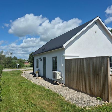 Litet Hus I Mysig By Naera Havet Villa Истад Екстериор снимка