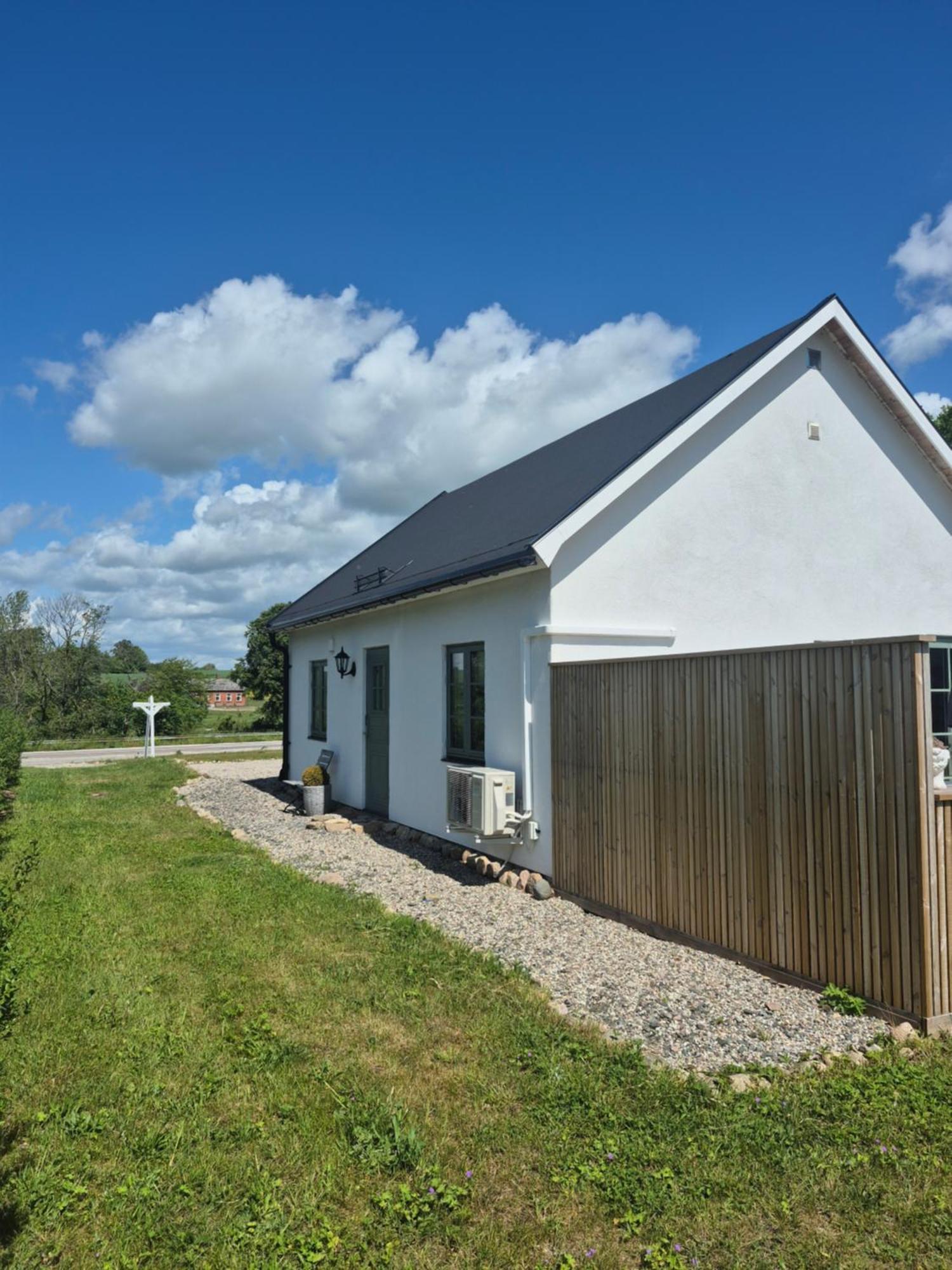 Litet Hus I Mysig By Naera Havet Villa Истад Екстериор снимка