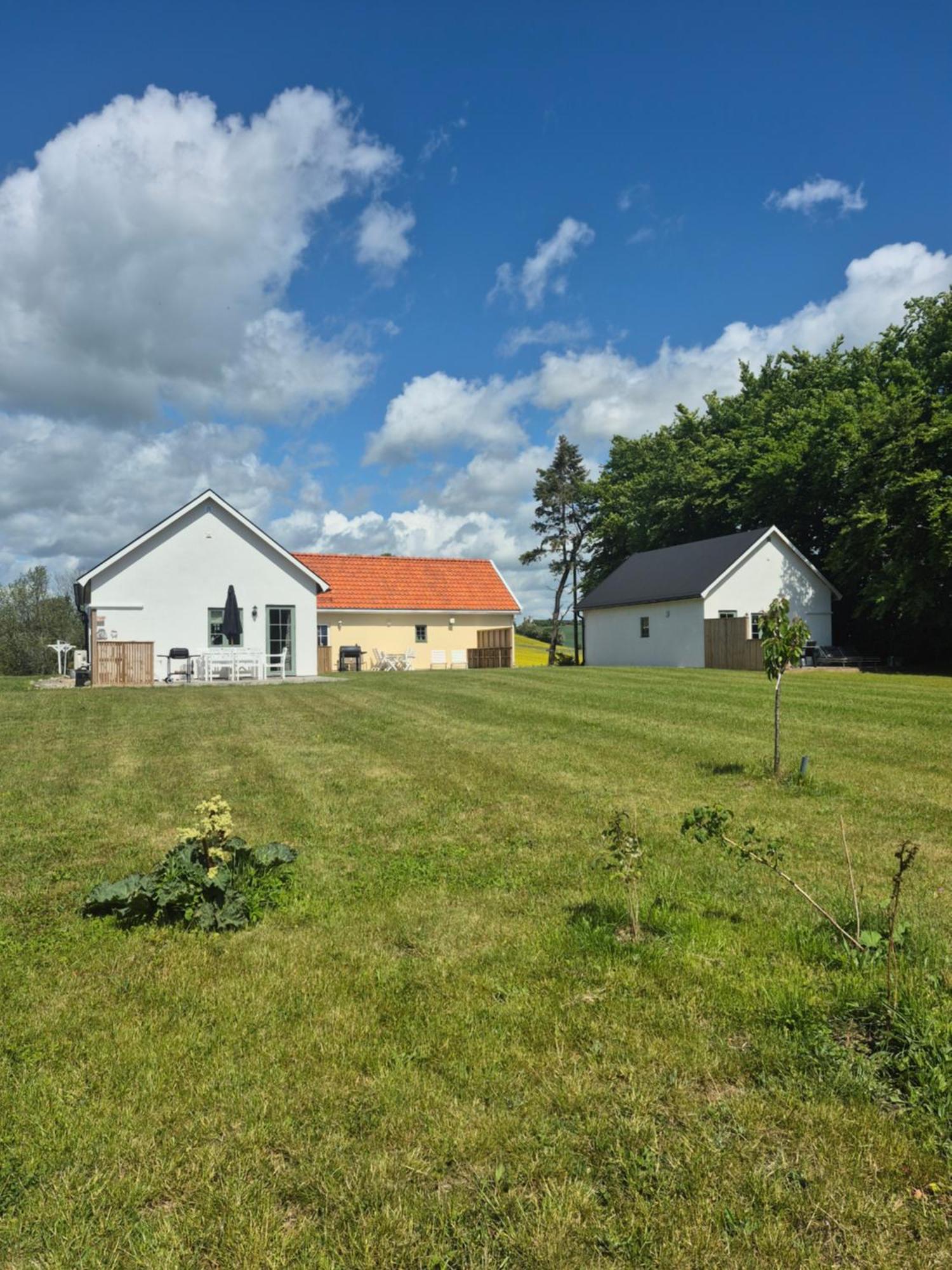 Litet Hus I Mysig By Naera Havet Villa Истад Екстериор снимка